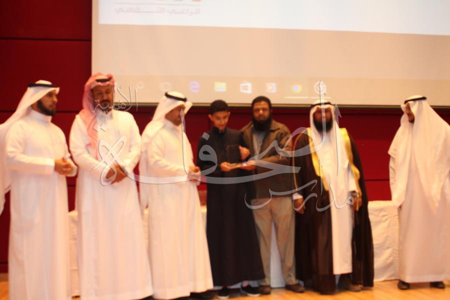 تكريم الطالب الفائز بالمركز الثاني في مسابقة فرسان الإلقاء على مستوى مكتب التعليم بالرائد